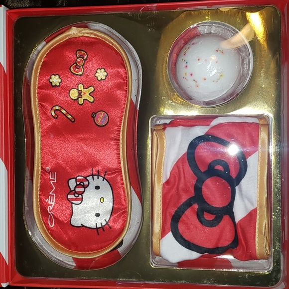 The Creme Shop Hello Kitty Holidays Bath Bomb - Picture 4 of 8